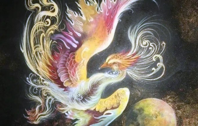 L'image représente un phénix stylisé et coloré, qui semble prendre son envol. Ses plumes sont dépeintes avec des nuances vives de rouge, jaune, bleu et vert, créant un effet dynamique et vibrant. L'oiseau mythique est entouré de volutes et de motifs organiques qui ajoutent une sensation de mouvement. En bas, on aperçoit une planète aux teintes douces, qui contraste avec le fond noir et met en valeur la luminosité des couleurs du phénix. L'ensemble dégage une atmosphère magique et mystique.