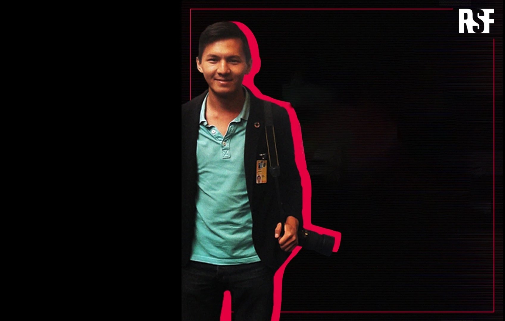 L'image montre un homme souriant, portant une chemise turquoise sous un veston noir. Il a une carte d'identification accrochée à son cou et tient un appareil photo à la main. Le fond est principalement noir, avec un contour rose qui souligne la silhouette de l'homme. En haut à droite, le logo "RSF" est visible.