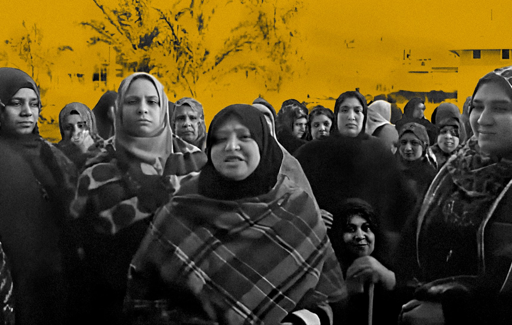 L'image montre un groupe de femmes, vraisemblablement en train de discuter ou de manifester. Elles portent des vêtements traditionnels et des foulards. Le fond est dominé par une teinte orange, ce qui crée un contraste avec les silhouettes des femmes. Leur expression semble sérieuse, et l'ensemble de l'image évoque une atmosphère de solidarité ou de revendication.