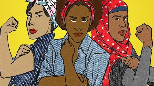 L'image présente trois femmes qui se tiennent côte à côte, chacune dans une pose de force, avec un geste de poing levé. Elles portent des vêtements colorés et des foulards, ajoutant une touche de style unique à chacune. L'arrière-plan est jaune, ce qui crée un contraste vibrant avec leurs tenues. Cette illustration évoque la solidarité et l'émancipation féminine.