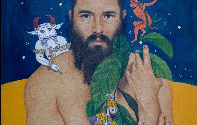 L'image représente un homme nu, assis en position centralisée, tenant une grande plante verte. Autour de lui, deux figures fantastiques sont intégrées à l'œuvre : une créature avec des cornes et un personnage ressemblant à un démon, tous deux posant sur ses épaules ou à proximité. L'arrière-plan est coloré en bleu profond, parsemé d'étoiles, ce qui évoque une ambiance mystique ou onirique. La composition mélange des éléments de la nature avec des personnages mythologiques, créant une esthétique riche et intrigante.