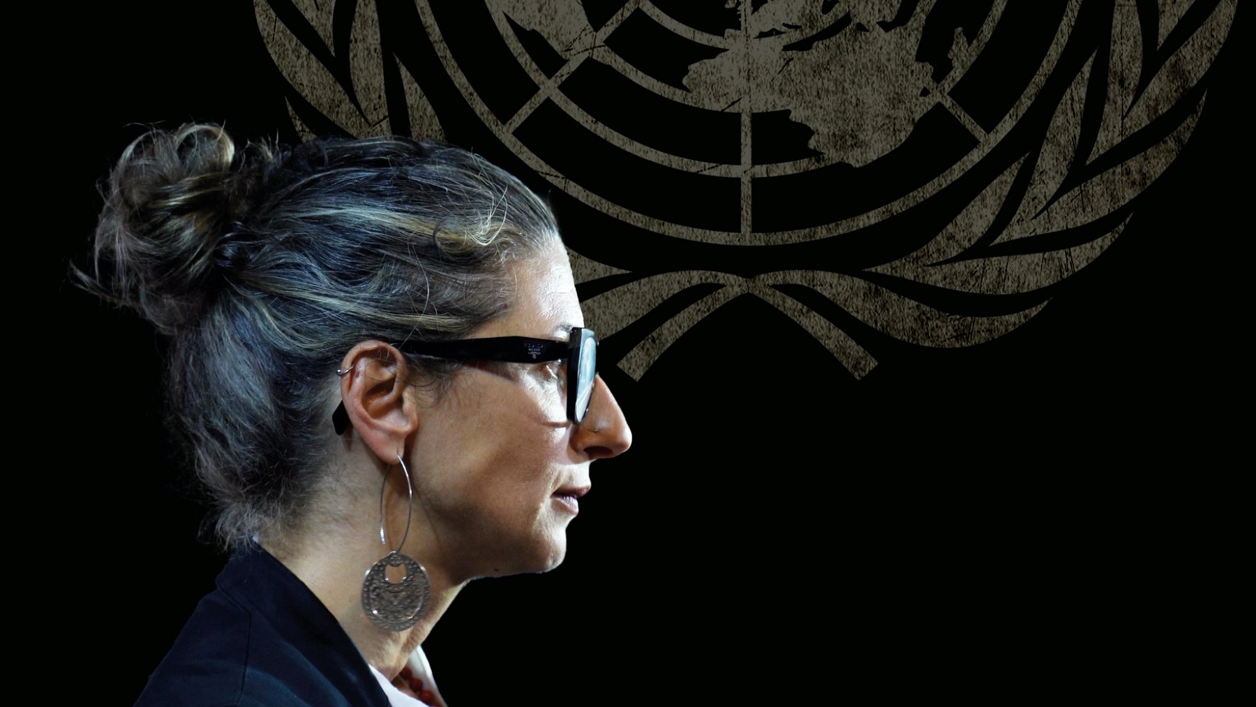Femme avec des lunettes, coiffure en chignon, silhouette sur fond du logo de l'ONU.