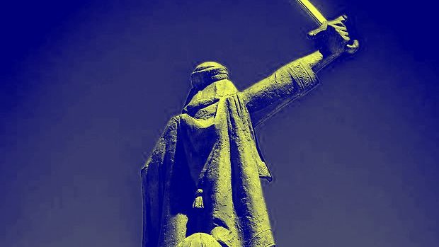 L'image montre une statue équestre, représentant un cavalier levant une épée vers le ciel. La figure est drapée dans un manteau, et le cheval semble fier et majestueux. Le contraste des couleurs donne une atmosphère dramatique à l'œuvre, avec des tons de bleu et de jaune qui accentuent les détails de la statue. Le cavalier semble déterminé, symbolisant courage et force.