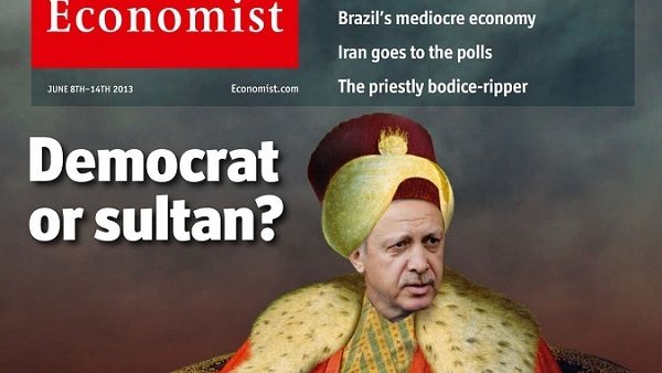 L'image présente la couverture du magazine "The Economist" de juin 2013. On y voit un homme habillé de manière traditionnelle avec des vêtements ornés et un turban, assis sur un trône. Il porte également un masque à gaz, ajoutant une dimension provocante et symbolique à l'image. Le titre pose la question "Démocrate ou sultan ?", suggérant un débat sur le style de leadership du personnage représenté. En arrière-plan, les thèmes abordés incluent la politique internationale et les défis économiques de divers pays.