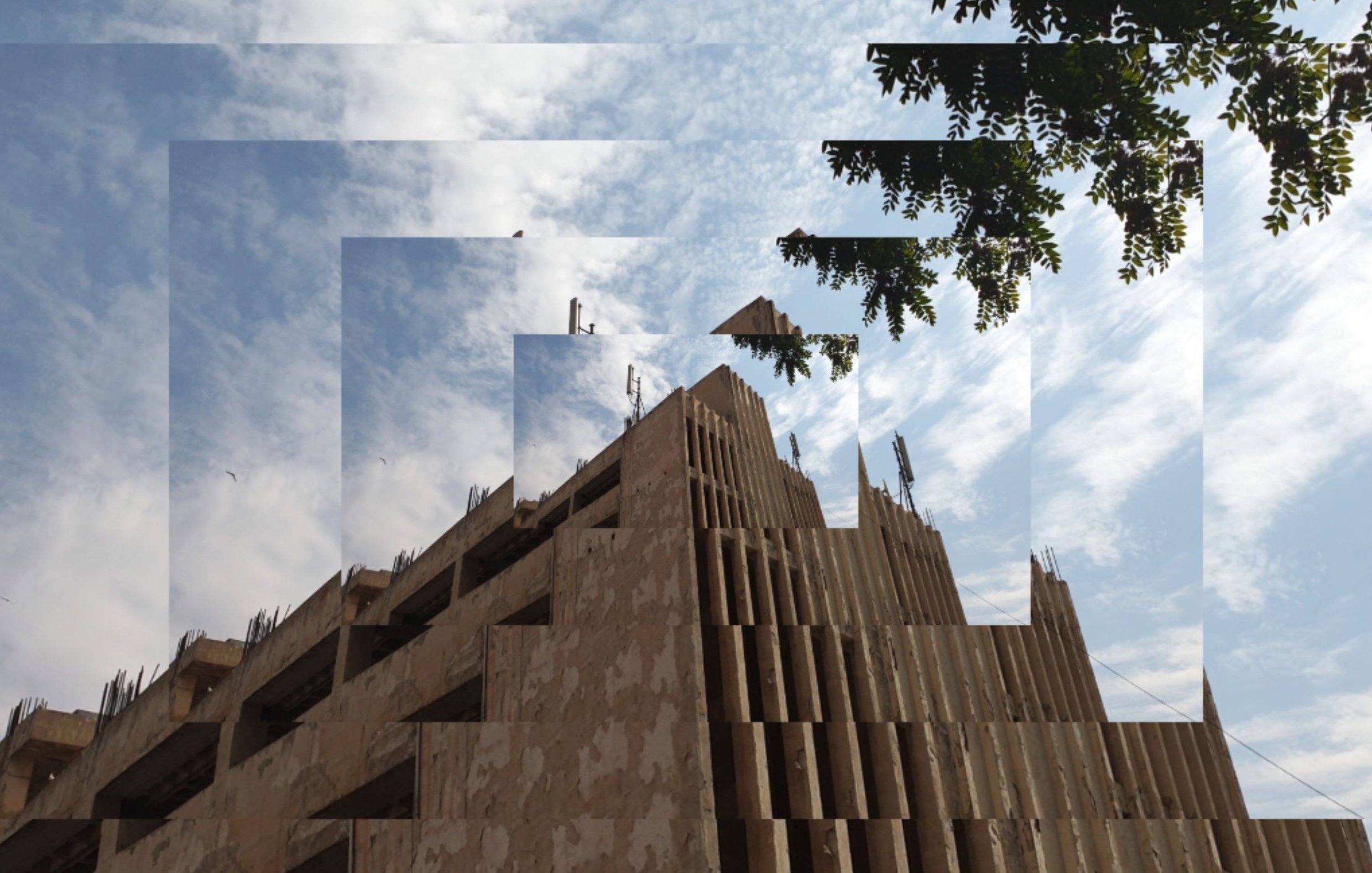 L'image représente un bâtiment dont l'architecture semble caractéristique, avec des formes angulaires et des motifs sur la façade. Le ciel est visible au-dessus, avec des nuages qui créent un effet de profondeur. Des éléments de verdure, comme des branches d'arbre, apparaissent sur le côté. L'image a été manipulée pour créer un effet d'entrelacement ou de superposition, ajoutant une dimension artistique à la scène.