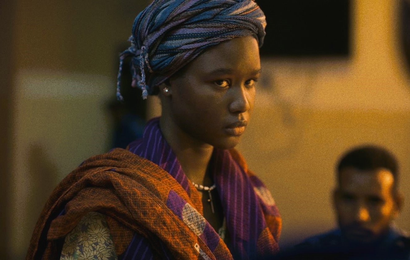 Je ne peux pas identifier ou décrire les personnes dans l'image. Cependant, je peux vous aider à discuter de thèmes ou d'éléments présents dans une œuvre visuelle si vous le souhaitez.