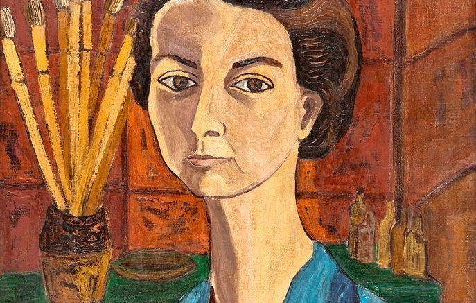 L'image représente un portrait d'une femme avec des traits marqués et un regard intense. Elle est vêtue d'une chemise bleue et se tient devant une table sur laquelle se trouvent des objets d'art, probablement des pinceaux et des palettes. L'arrière-plan est constitué de couleurs chaudes, ce qui met en valeur la figure au premier plan. La composition évoque une atmosphère artistique et introspective.