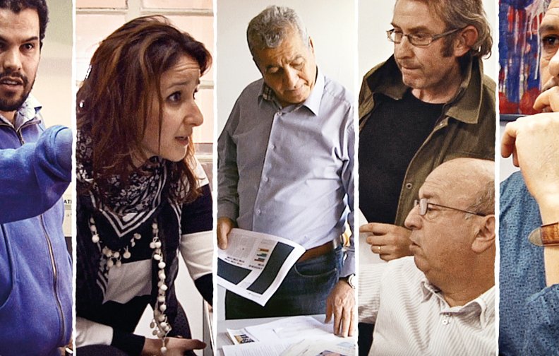 L'image montre un collage de plusieurs personnes, apparemment en train de discuter ou de collaborer. Chaque personne a une expression concentrée, suggérant qu'elles sont engagées dans un échange d'idées. On peut voir des éléments de documents ou de graphiques dans les mains de certains, ce qui indique qu'elles travaillent sur un projet ou une présentation. L'ambiance semble professionnelle et collaborative. Les individus portent des vêtements variés, montrant une diversité de styles.