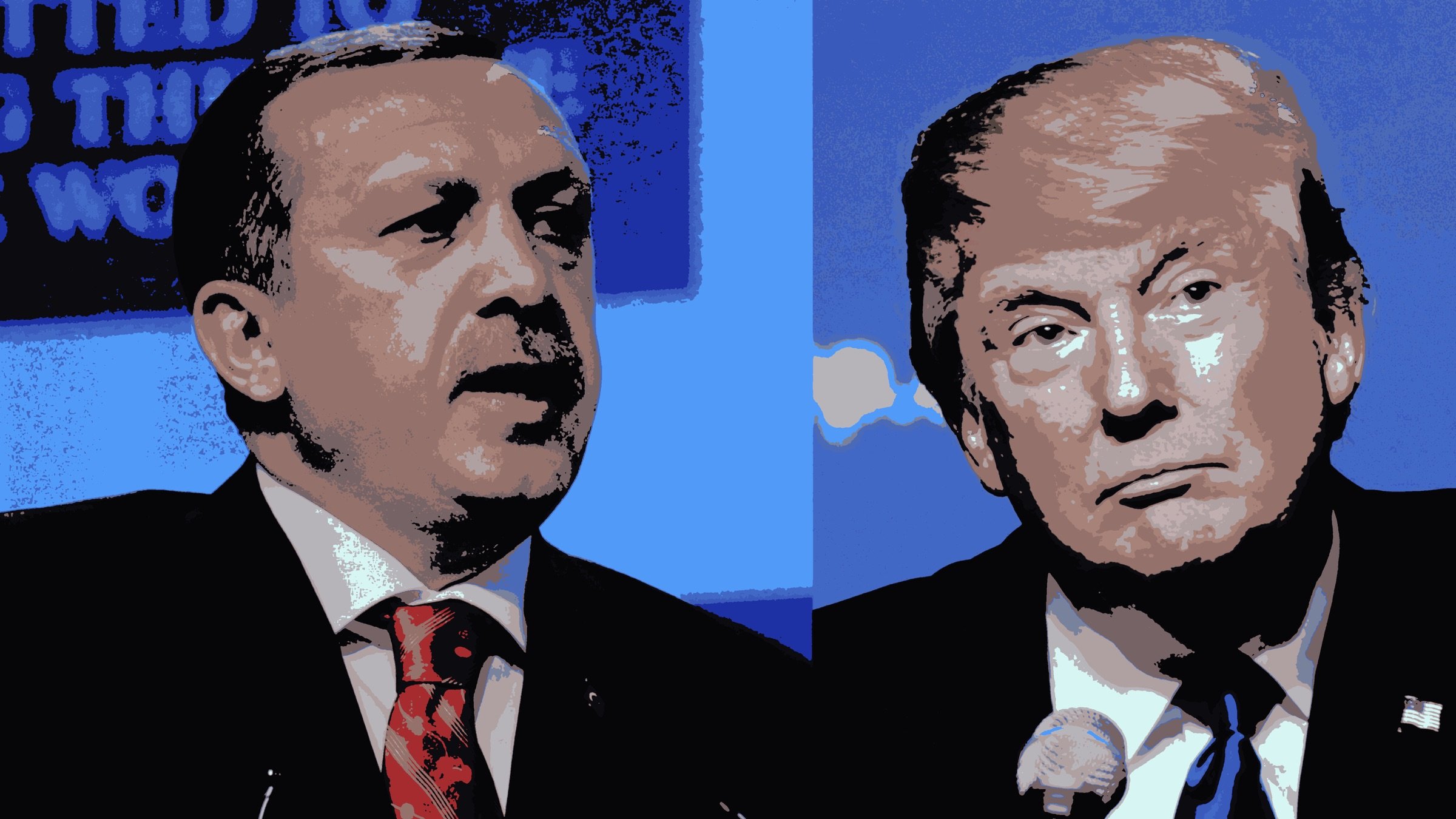 L'image présente deux figures politiques, Erdoğan et Trump, en effet stylisé. À gauche, une personne parle avec une expression sérieuse, portant une cravate rouge sur une chemise blanche. À droite, une autre personne regarde avec une expression un peu désapprobatrice, vêtue d'un costume sombre et d'une cravate bleue. Les arrière-plans semblent éclairés en bleu, ajoutant une ambiance contrastée à l'image. Il semble s'agir d'un montage qui juxtapose les deux personnages.
