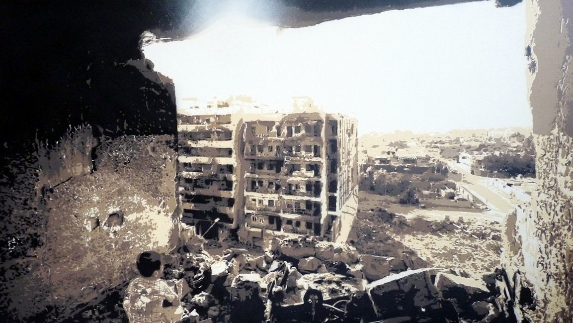 L'image montre l'intérieur d'un bâtiment en ruine, avec un trou dans le mur par lequel on peut voir un paysage extérieur. On aperçoit des bâtiments endommagés au loin, témoignant d'une destruction significative. Le sol est jonché de débris, et l'éclairage semble mettre en évidence la désolation des lieux, créant une atmosphère sombre et mélancolique.