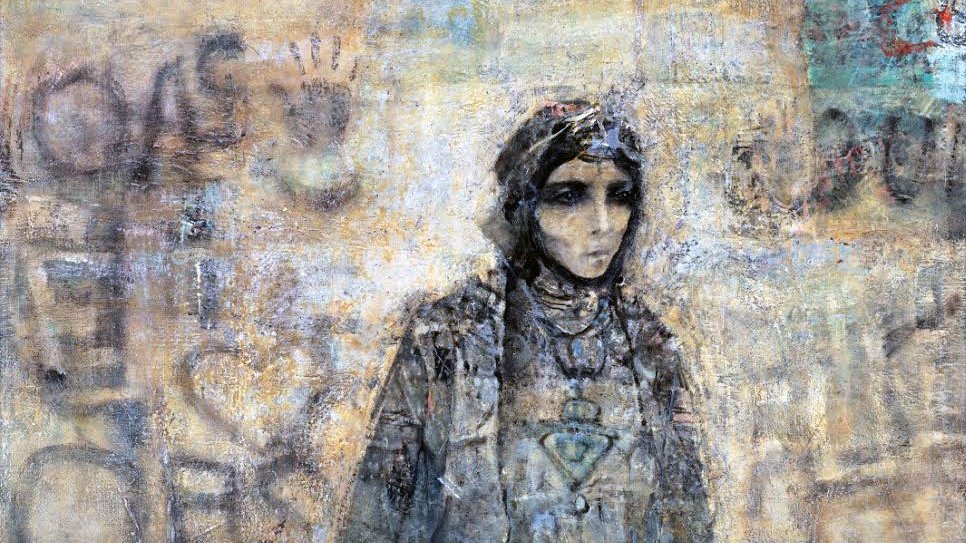 L'image représente une femme dans un style artistique qui mélange des éléments de peinture et de texture. Elle est vêtue de vêtements traditionnels, avec un foulard couvrant sa tête. Son expression semble pensive et mélancolique. En arrière-plan, on peut voir des graffitis et des inscriptions qui ajoutent à l'ambiance urbaine de l'œuvre. Les couleurs sont principalement des tons terreux, créant une atmosphère à la fois riche et nostalgique.