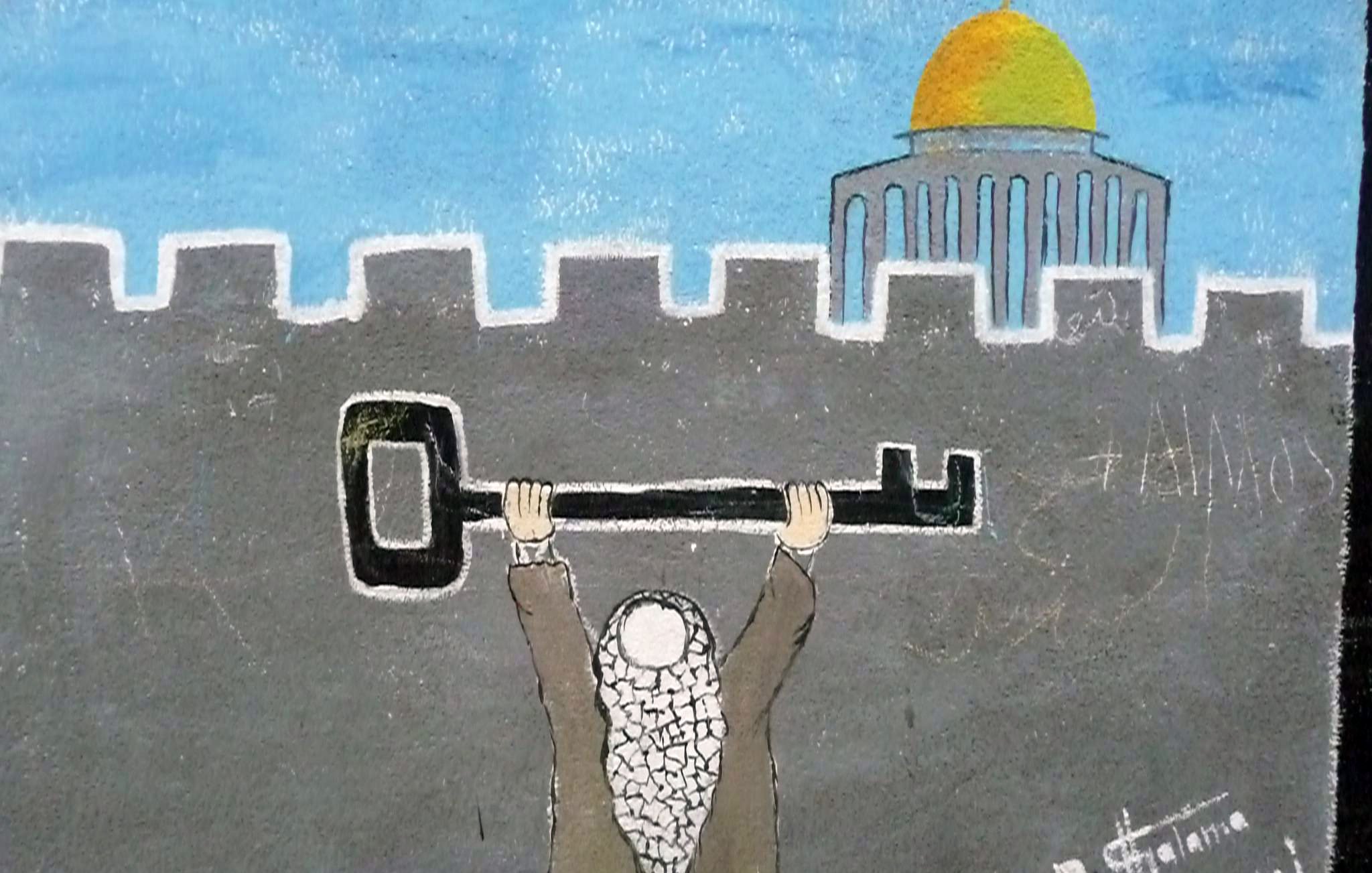 L'image représente une personne levant une grande clé au-dessus de sa tête, symbolisant peut-être l'espoir ou la revendication d'un droit. En arrière-plan, on aperçoit un bâtiment avec un dôme doré, qui pourrait être une représentation de sites emblématiques, et des murs qui suggèrent une fortification. Le style de l'illustration est simple, avec des couleurs vives pour le ciel et des tonalités plus sombres pour le décor, accentuant le message central de la clé.