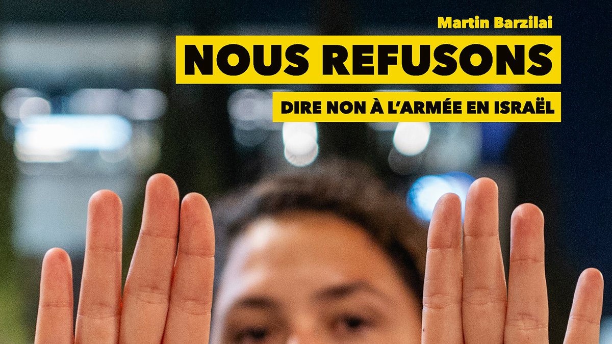 Une personne montre ses mains avec les mots "STOP" et "The WAR" écrits dessus.