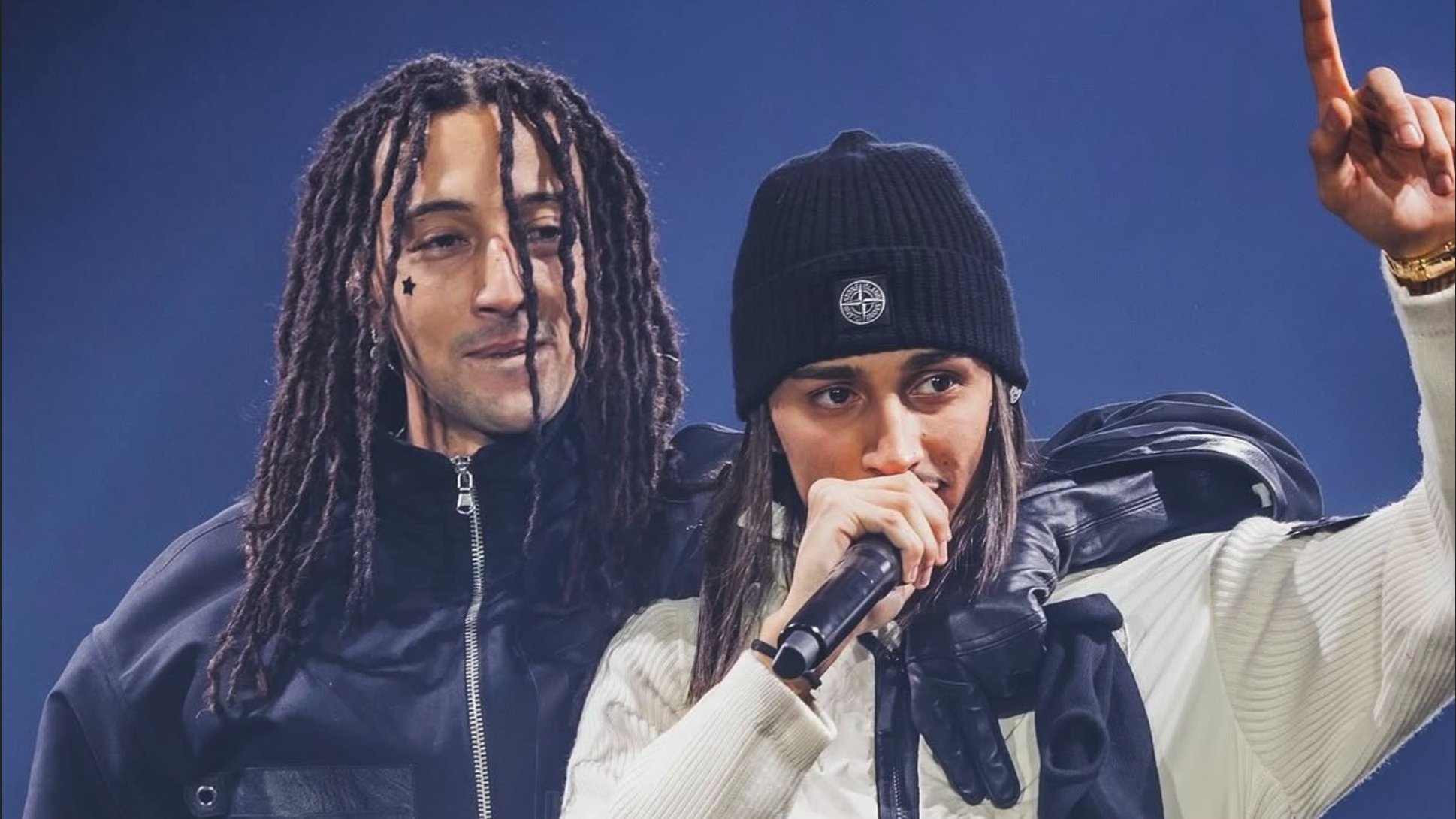 Deux artistes sur scène, l'un avec des dreadlocks, l'autre avec un bonnet, micro à la main.