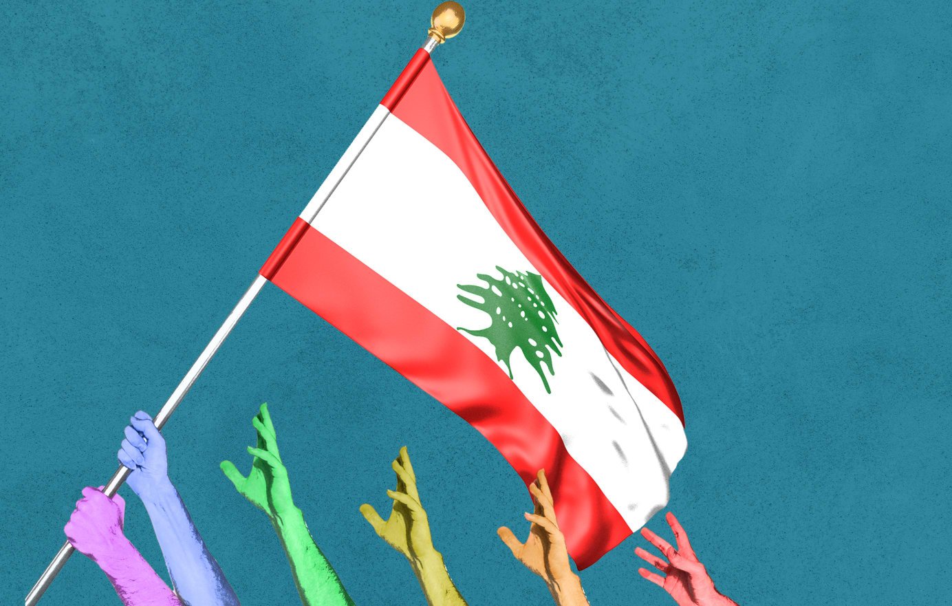 L'image montre un drapeau libanais porté par des bras de différentes couleurs, symbolisant la diversité et l'unité. Le drapeau est composé de trois bandes horizontales : rouge, blanc et rouge, avec un cèdre vert au centre. Le fond est d'une couleur bleu uni, mettant en valeur les éléments au premier plan. Cela pourrait représenter un message de solidarité ou d'engagement envers le Liban.