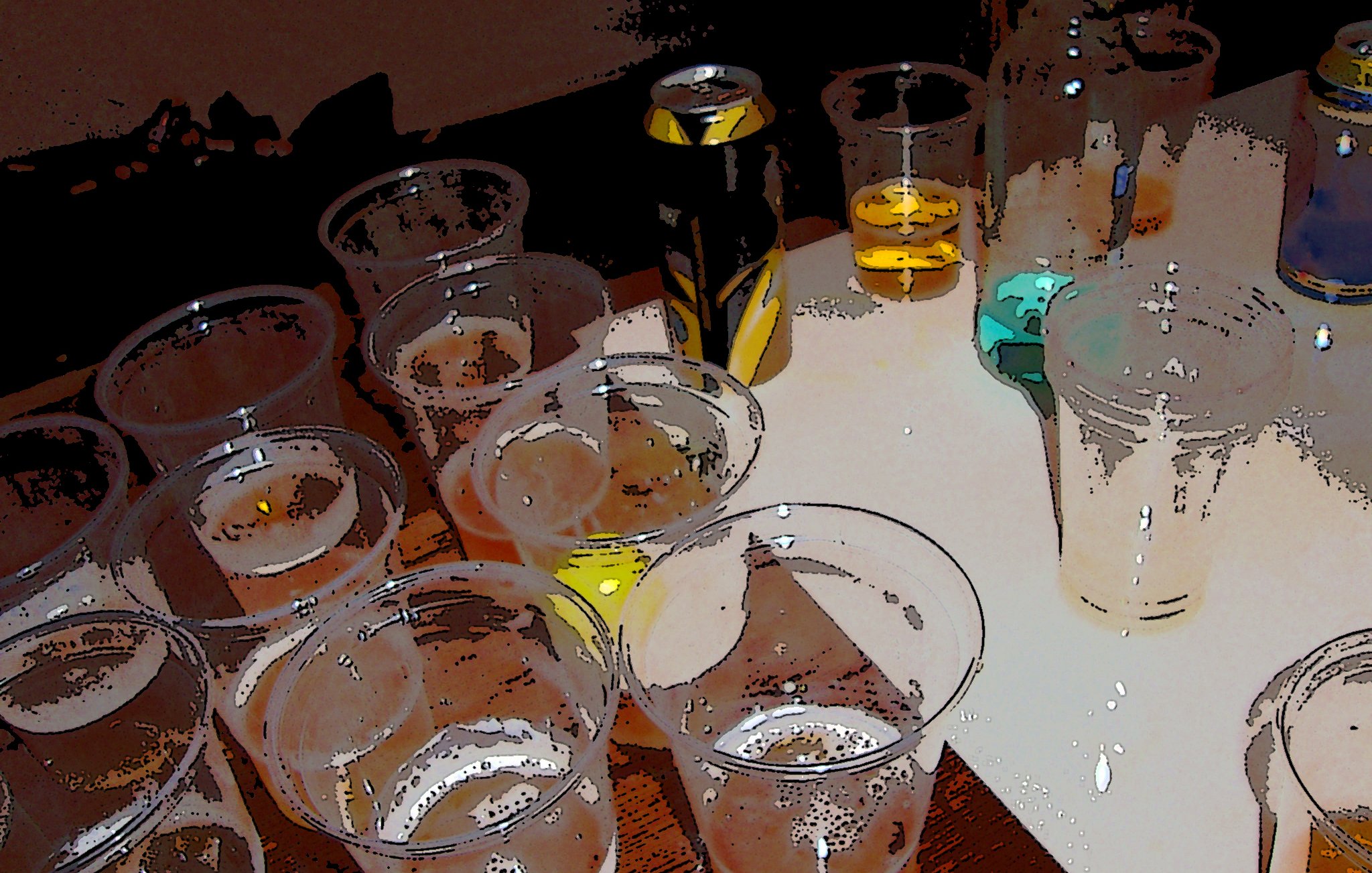 L'image montre une table désordonnée avec plusieurs gobelets en plastique. Certains sont remplis de différentes boissons, tandis que d'autres semblent vides ou à moitié pleins. On aperçoit également des canettes de boisson sur la table. Les couleurs varient, allant du jaune à des teintes plus claires. L'ensemble donne une impression de fête ou de rassemblement.