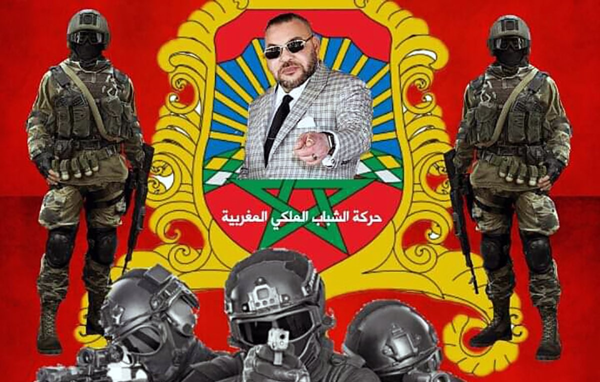L'image présente un drapeau rouge avec un fond militaire. Au centre, il y a un visage d'homme, probablement un dirigeant, et des soldats armés en position d'alerte au premier plan. On peut également voir des inscriptions en arabe qui évoquent la défense des frontières. L'ensemble semble transmettre un message de force et de protection.