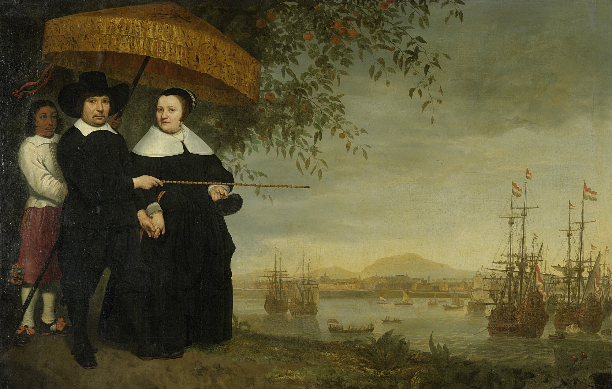 L'image représente un couple dans un paysage maritime. L'homme, vêtu de vêtements sombres et portant un chapeau, tient une canne et un parasol au-dessus de la femme, qui est habillée en noir avec une coiffe caractéristique. À l'arrière-plan, on peut voir plusieurs navires à voile sur l'eau, ainsi qu'une ville ou une côte lointaine. À gauche, un jeune garçon observe la scène. La composition transmet une ambiance calme et intime, tout en évoquant le commerce maritime de l'époque.