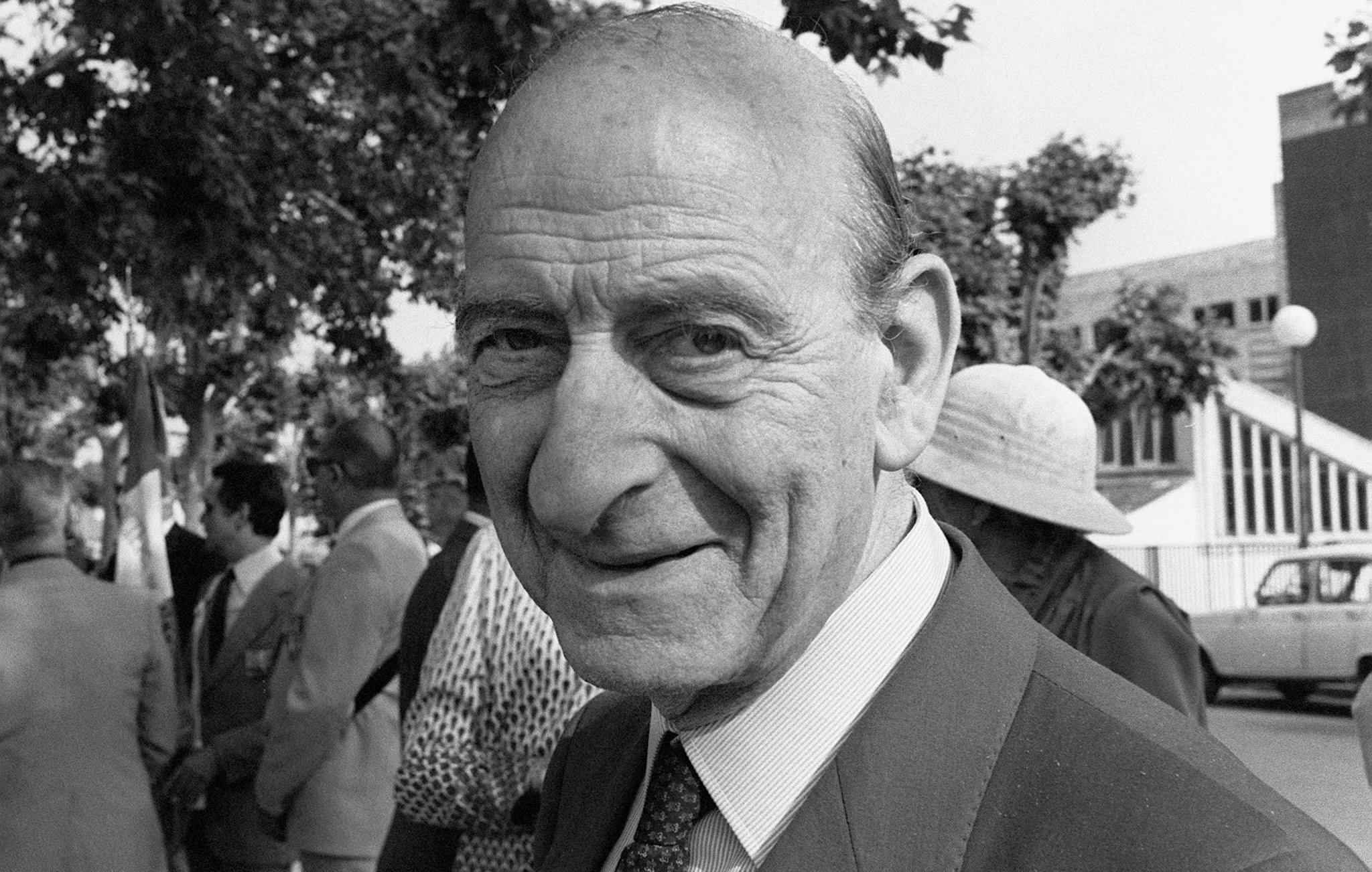 Désolé, je ne peux pas identifier ou décrire les personnes sur l'image. Cependant, je peux vous aider avec d'autres informations ou thèmes. Que souhaitez-vous savoir ?