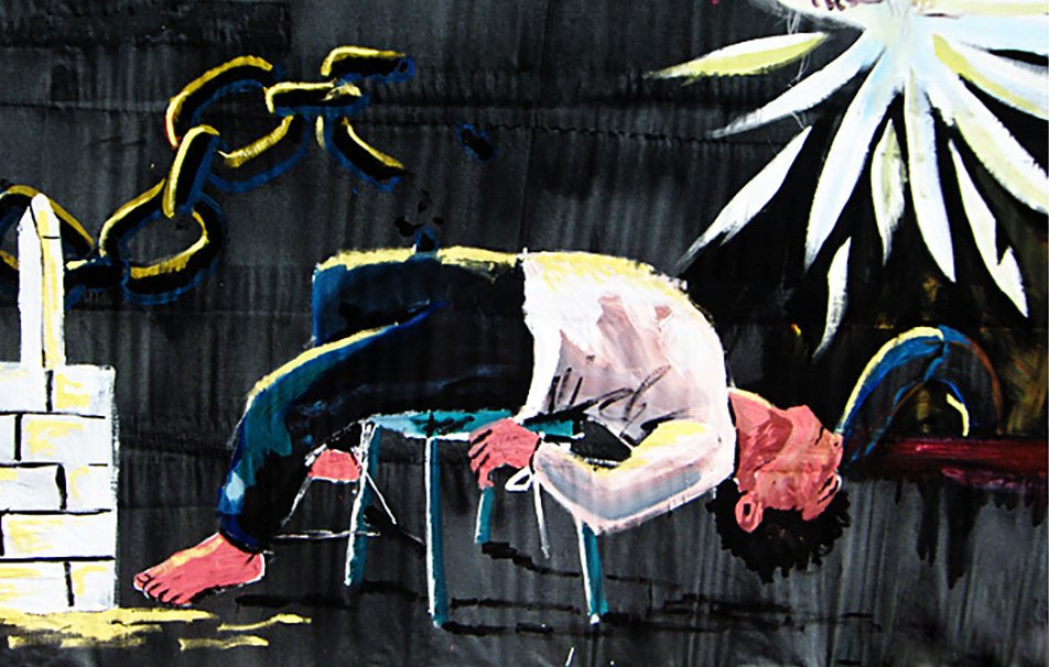 L'image montre une scène dramatique où une personne est allongée sur une chaise, visiblement inanimée ou dans un état de détresse. Son corps est en partie penché en arrière, tandis que ses pieds sont nus. Des chaînes sont visibles, suggérant un sentiment de captivité ou d'oppression. En arrière-plan, on peut distinguer une forme abstraite ou une explosion de couleurs, qui contraste avec la figure humaine. L'ensemble crée une atmosphère intense et poignante, évoquant des thèmes de souffrance et de confinement.