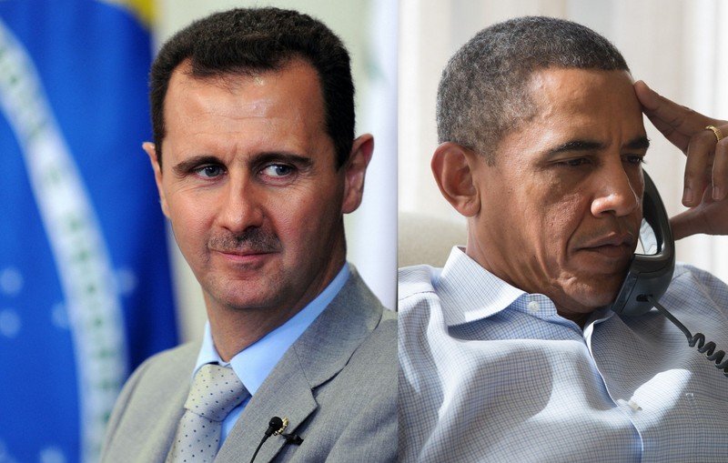 L'image montre deux hommes en portrait. À gauche, un homme en costume clair avec une cravate, regardant vers l'objectif avec une expression sérieuse, avec un drapeau en arrière-plan. À droite, un homme en chemise à carreaux, tenant un téléphone près de son oreille, affichant une expression pensive. Les deux hommes semblent être en situation formelle.