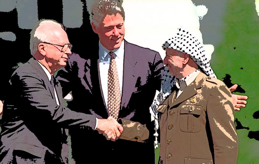 L'image montre trois personnes en train de se saluer et de se serrer la main. Au centre, un homme en costume, probablement un dirigeant ou un médiateur, se tient entre deux autres hommes. L'un est en costume noir et l'autre porte un uniforme militaire avec un keffieh. On peut percevoir une ambiance de négociation ou de diplomatie, suggérant un moment important dans une discussion politique. Le fond semble flou, mettant l'accent sur les personnages.