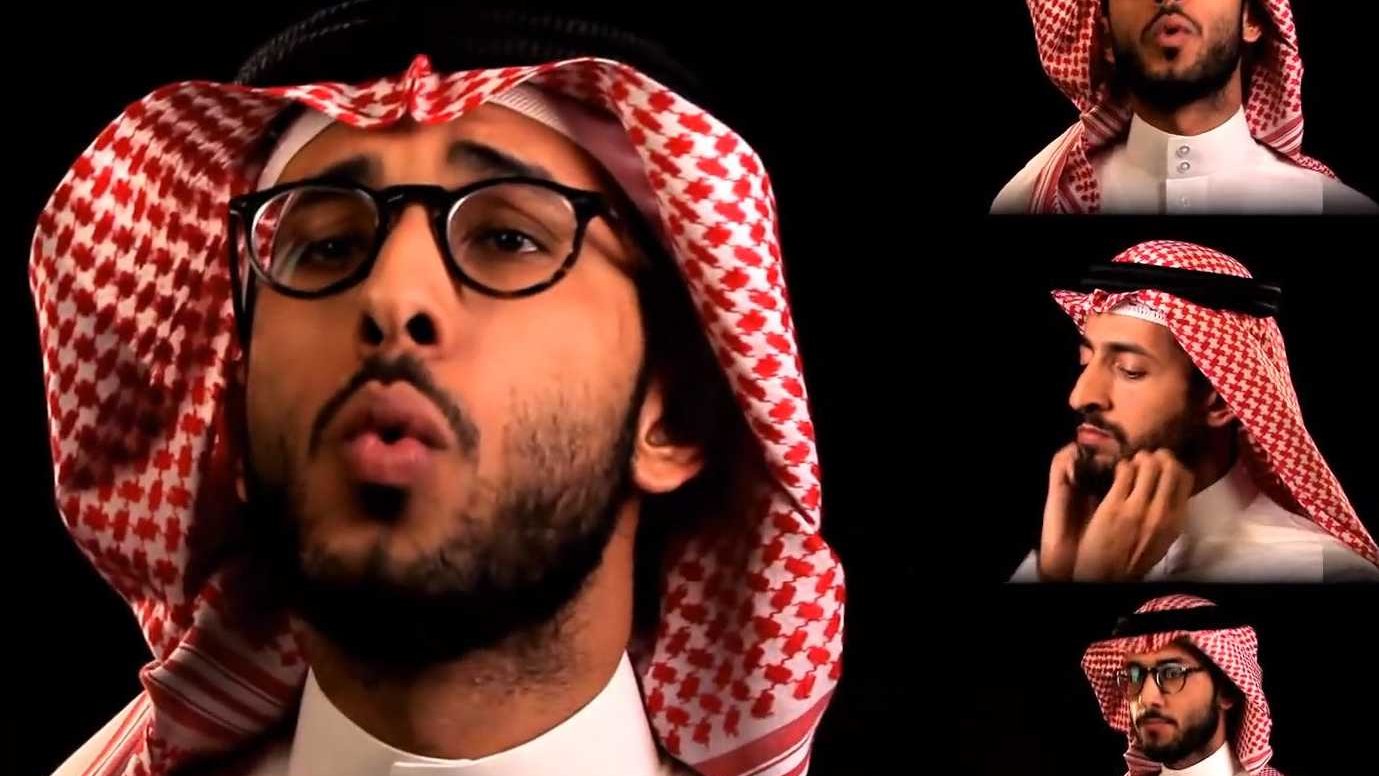 L'image présente un homme portant un thobe blanc et un ghutrah rouge et blanc. Il a des lunettes et est montré dans différentes poses. Dans certaines, il semble chanter ou exprimer des émotions, tandis que dans d'autres, il touche sa barbe ou utilise son téléphone. L'arrière-plan est sombre, ce qui met l'accent sur son visage et ses gestes.