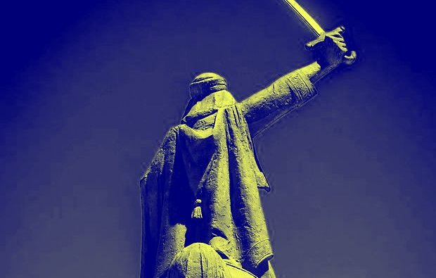 L'image montre une statue équestre, représentant un cavalier levant une épée vers le ciel. La figure est drapée dans un manteau, et le cheval semble fier et majestueux. Le contraste des couleurs donne une atmosphère dramatique à l'œuvre, avec des tons de bleu et de jaune qui accentuent les détails de la statue. Le cavalier semble déterminé, symbolisant courage et force.