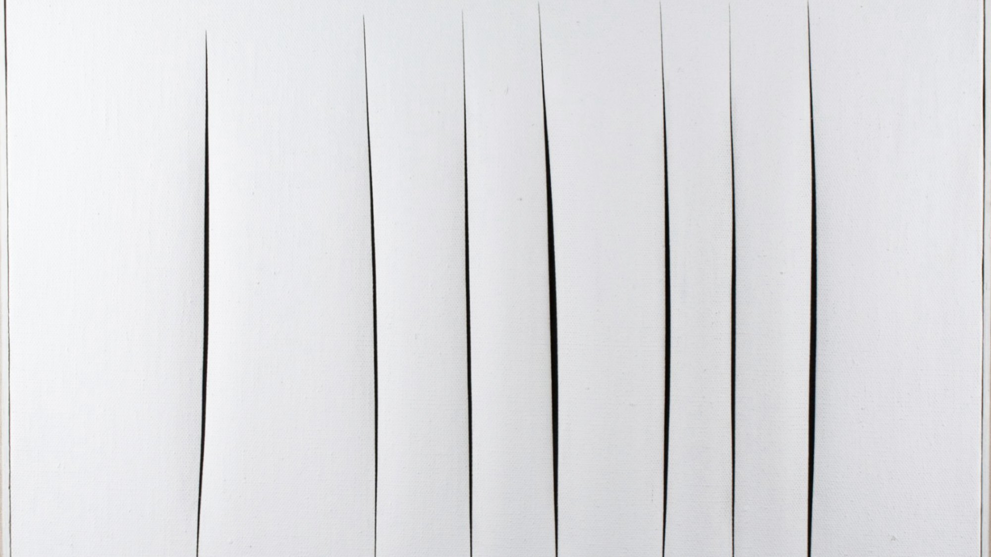 Sept fentes noires verticales sur un fond blanc lisse.