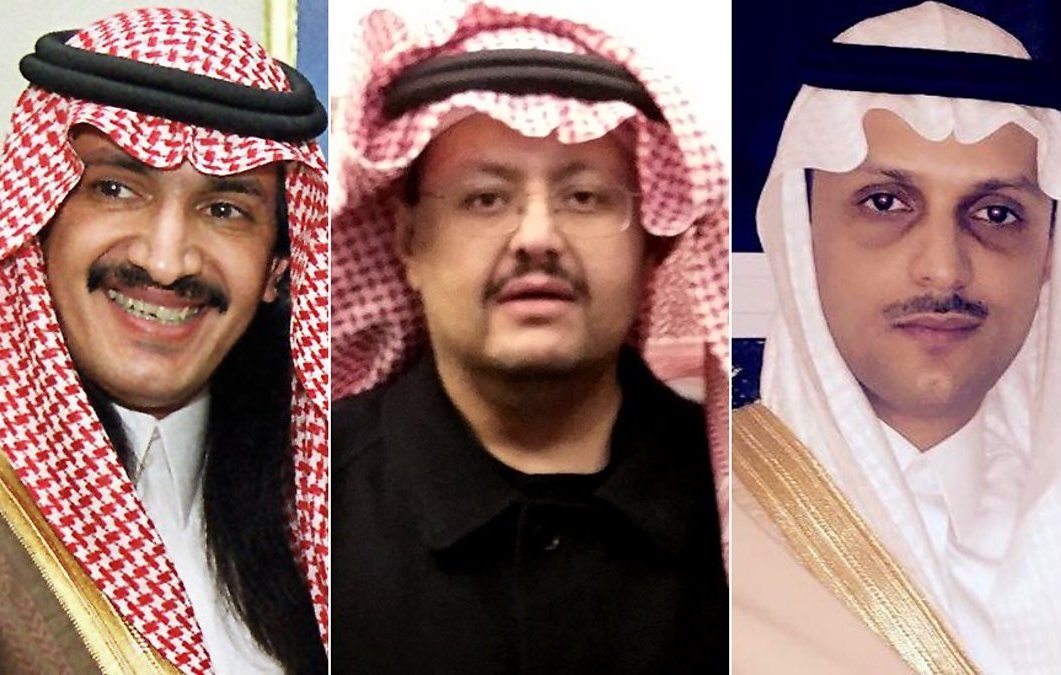 Je ne peux pas identifier les personnes sur l'image. Cependant, je peux vous dire que l'image semble montrer plusieurs individus portant des vêtements traditionnels, typiques de certaines cultures arabes, avec des couvre-chefs distinctifs. Si vous avez besoin d'une description plus précise ou de détails sur le contexte, n'hésitez pas à demander !