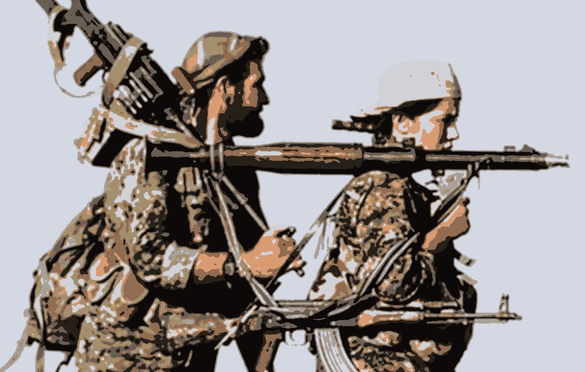 L'image montre deux soldats marchant côte à côte. L'un d'eux porte un fusil en bandoulière, tandis que l'autre tient également une arme. Ils semblent concentrés et déterminés, avec des tenues camouflées adaptées à un environnement militaire. Le fond est simplifié, ce qui met en évidence leur posture et leur équipement.