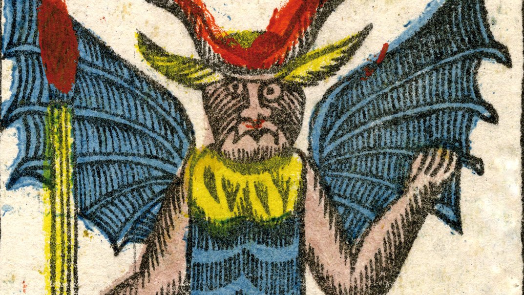 L'image représente une créature fantastique, possédant des ailes de chauve-souris et des traits anthropomorphes. Elle a un visage particulier, avec des yeux marquants et une expression qui semble imposante. Son corps est recouvert d'un pelage brun, et elle porte une sorte de costume coloré avec des éléments jaunes et bleus. Dans l'une de ses mains, elle tient un bâton. L'ensemble évoque une figure démoniaque ou mythologique, avec un style artistique détaillé et coloré.