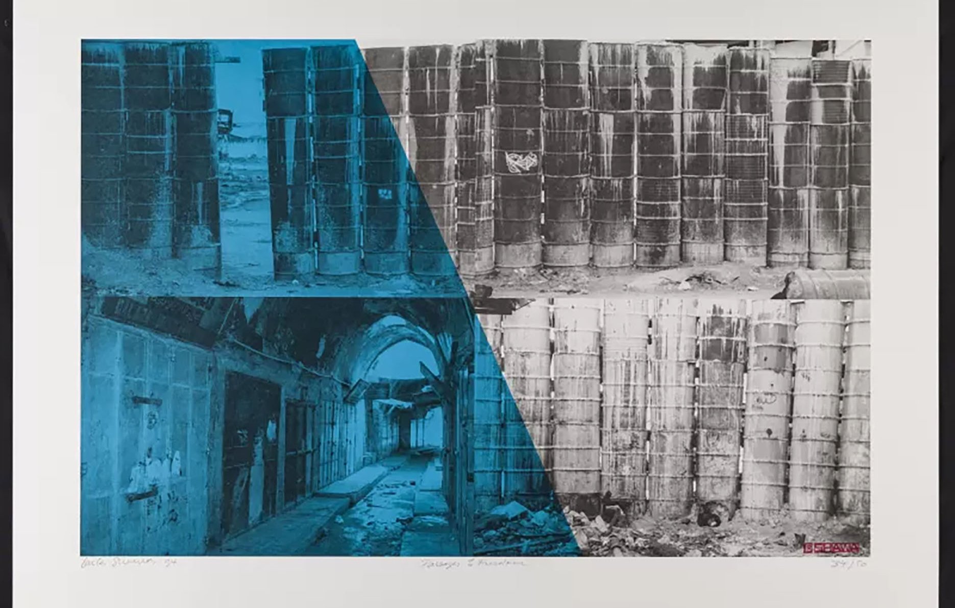 Image en noir et blanc avec des motifs bleus, montrant des murs et des ruines délabrées.