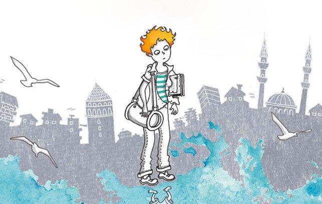 L'image représente un personnage au style dessiné, avec des cheveux roux et une expression pensive. Il se tient sur une surface d'eau, tandis que son reflet montre un autre visage souriant. En arrière-plan, on aperçoit une ville avec des silhouettes de bâtiments, des minarets et des oiseaux volant au-dessus. Les couleurs sont douces, avec des nuances de bleu pour l'eau et des touches de gris pour l'architecture. Cette scène évoque une atmosphère rêveuse et contemplative.