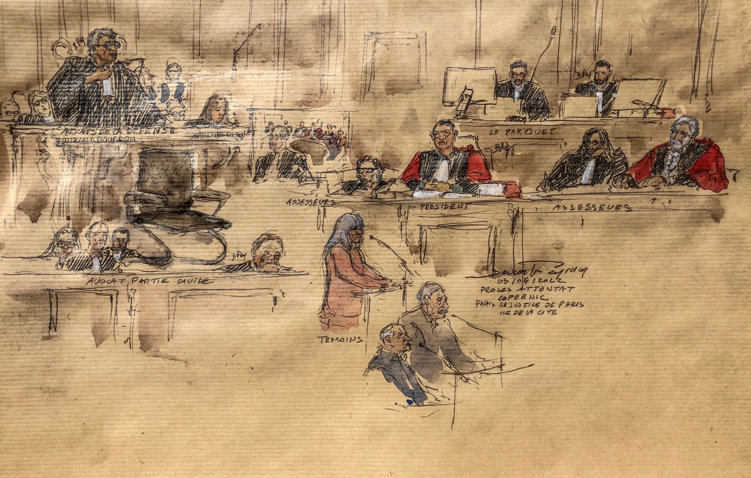 L'image représente une scène de tribunal, dessinée à la main. On y voit un avocat debout, apparemment en train de plaider, tandis qu'une témoin est également présente au milieu de la salle. Les juges, en robes, sont assis à leurs postes, écoutant attentivement. L'atmosphère semble formelle et sérieuse, typique des audiences judiciaires. Les détails sont esquissés de manière artistique, mettant en valeur l'interaction entre les différents acteurs du procès.