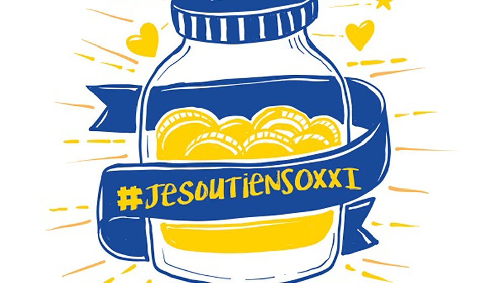 L'image représente un bocal transparent rempli de pièces de monnaie, avec un symbole euro au-dessus. Un bandeau bleu enroulé autour du bocal porte la mention « #JESOUTIENSOXXI », et le numéro « OXXI » est également inscrit. Le tout est accentué par des étoiles et des cœurs, créant une atmosphère dynamique et engageante.