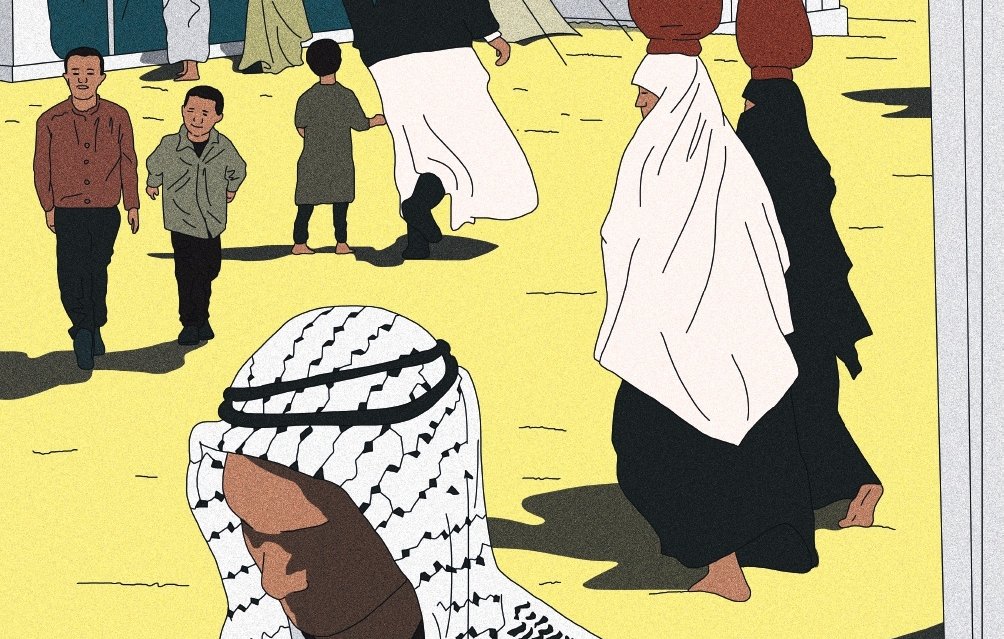 L'image semble représenter une scène de la vie quotidienne dans un camp. On y voit des personnes marchant, certaines portant des jarres sur la tête. Des hommes et des femmes, vêtus de vêtements traditionnels, interagissent dans un environnement désertique, avec des tentes en arrière-plan. Les couleurs utilisées sont chaudes, évoquant un paysage ensoleillé, et il y a une atmosphère de communauté et de mouvement.