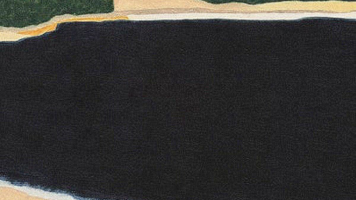 L'image représente une scène paisible au bord d'un lac ou d'une grande étendue d'eau sombre. Au premier plan, on voit deux personnes assises sur le sable, tournées vers l'eau. L'arrière-plan montre des collines aux teintes chaudes, allant du rouge au beige, tandis qu'un ciel clair complète le paysage. L'ambiance générale est tranquille et contemplative, suggérant un moment de partage entre les deux figures.