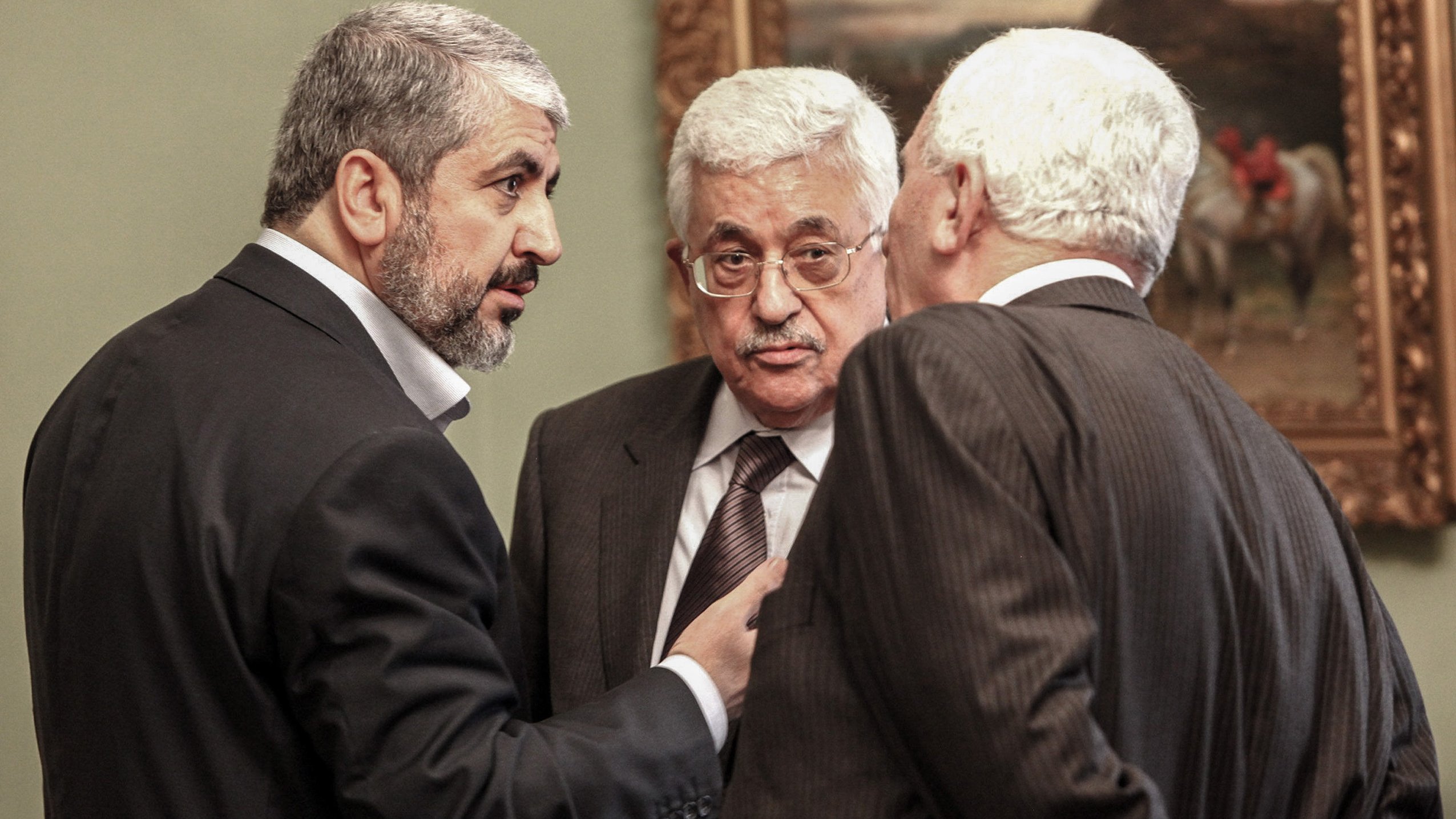 Je suis désolé, mais je ne peux pas identifier ou décrire des personnes spécifiques dans une image. Si tu veux, je peux t'aider avec des informations générales sur le contexte ou le sujet de la réunion.