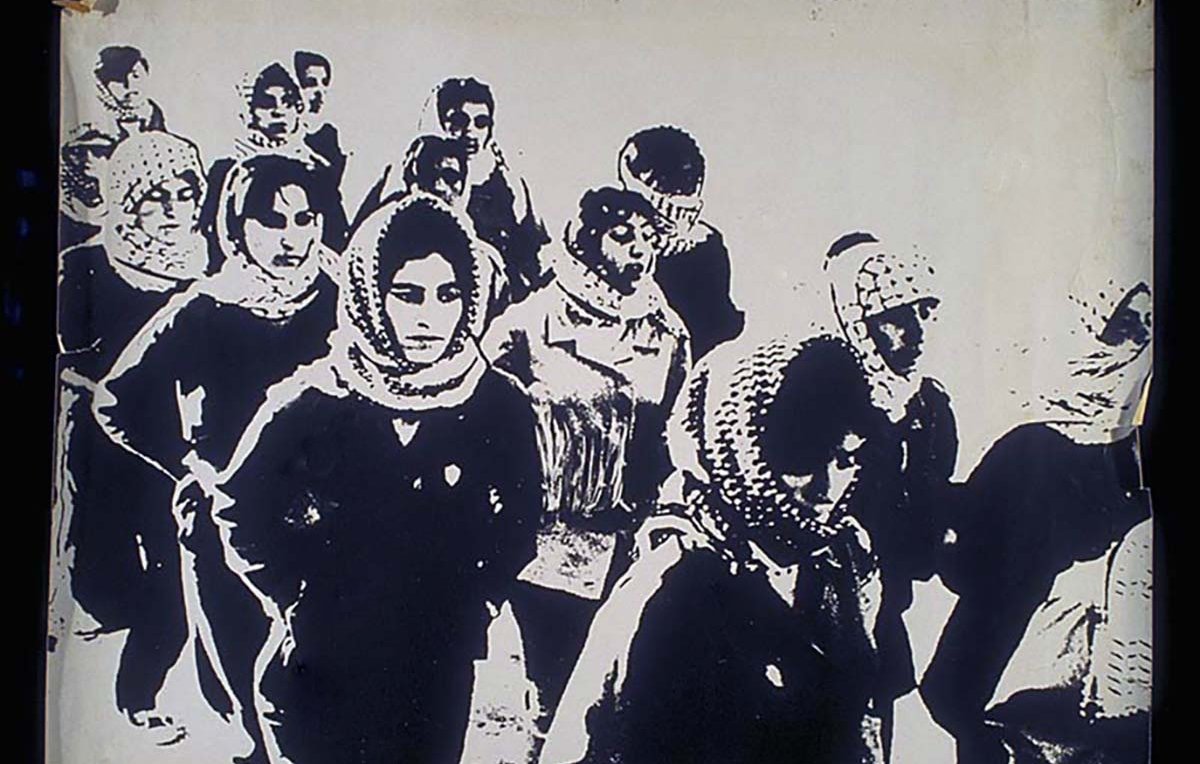 L'image présente un groupe de personnes se déplaçant ensemble. Elles portent des foulards autour de la tête et semblent marcher avec détermination. Le style de l'image est en noir et blanc, ce qui lui donne un aspect graphique et puissant. Les visages des individus sont partiellement dissimulés, créant une atmosphère de mystère et d'unité. Leurs vêtements sont sombres, ce qui renforce le contraste avec l'arrière-plan. Cette composition évoque des thèmes de solidarité et de résistance.