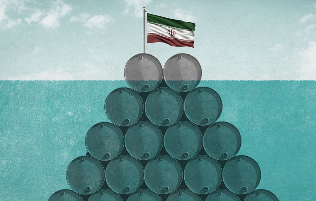 L'image représente une pyramide de barils de pétrole, avec un drapeau iranien posé au sommet. Les barils, disposés de manière à former une base solide, symbolisent potentiellement l'industrie pétrolière de l'Iran. En arrière-plan, un ciel légèrement nuageux donne une ambiance neutre à la scène. La combinaison de ces éléments peut suggérer des thèmes liés aux ressources naturelles, à l'économie ou à la politique énergétique.
