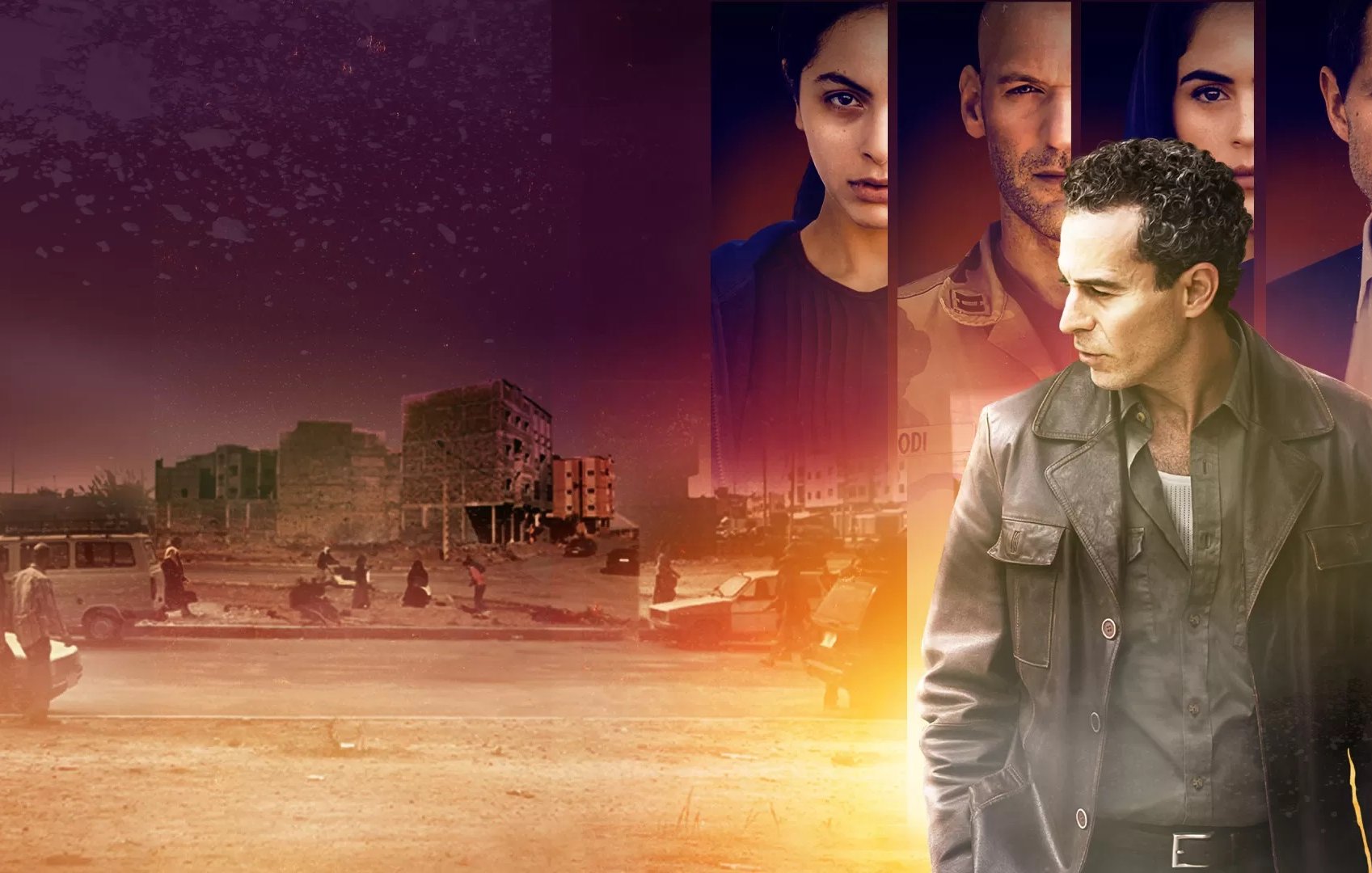 Cette image semble provenir d'un film ou d'une série. On y voit un homme en manteau sombre, avec une expression intense, se tenant à l'avant-plan. En arrière-plan, on distingue des silhouettes d'autres personnages, dont une femme et des hommes, suggérant des thèmes de tension ou de conflit. L'environnement semble dévasté, probablement une ville en ruines, ce qui renforce une atmosphère dramatique et sombre. Les couleurs de l'image passent du violet au jaune, ajoutant une touche de mystère et d'intensité.