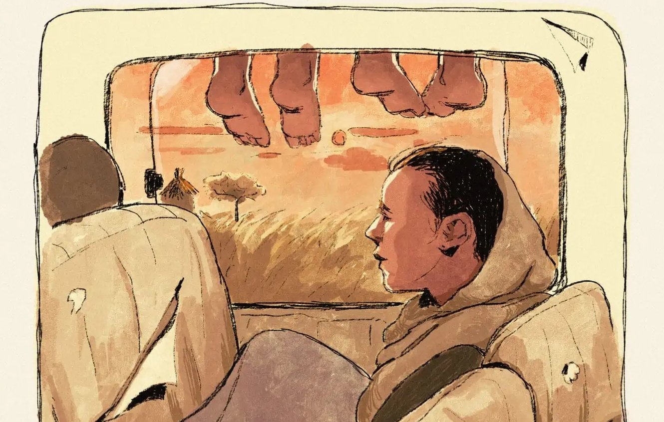 L'image montre une scène à l'intérieur d'un véhicule, probablement une camionnette ou un van. Une personne, assise sur le siège avant, regarde par la fenêtre. On peut voir des pieds suspendus à l'arrière, donnant une impression de voyage informel. À travers la fenêtre, on aperçoit un paysage doré au coucher du soleil, avec des silhouettes de maisons et d'arbres. L'atmosphère est chaleureuse et nostalgique, évoquant un sentiment de liberté et d'aventure.