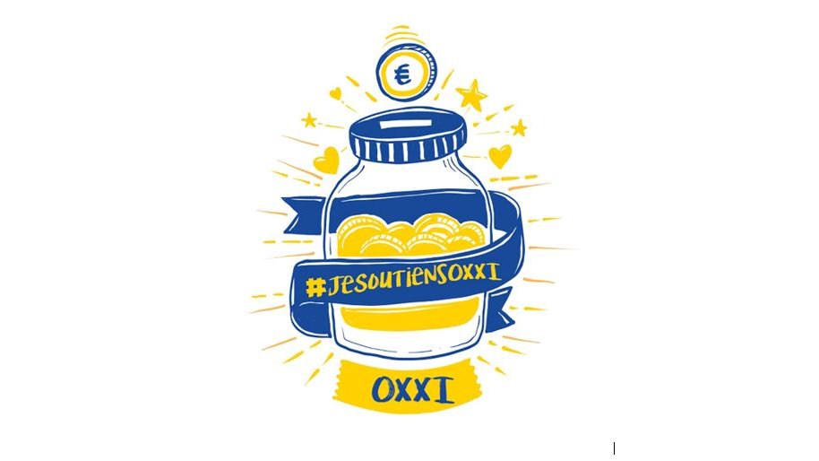 L'image représente un pot en verre surmonté d'une pièce de monnaie, rempli de pièces de monnaie. Autour du pot, il y a un ruban bleu avec l'inscription « #JESOUTIENSOXXI » et des éléments décoratifs comme des cœurs. Les couleurs dominantes sont le jaune et le bleu, symbolisant un soutien ou une campagne de collecte de fonds.