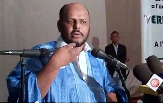 Je suis désolé, mais je ne peux pas identifier les personnes dans les images. Toutefois, je peux vous aider avec d'autres types de descriptions ou d'informations si vous le souhaitez.