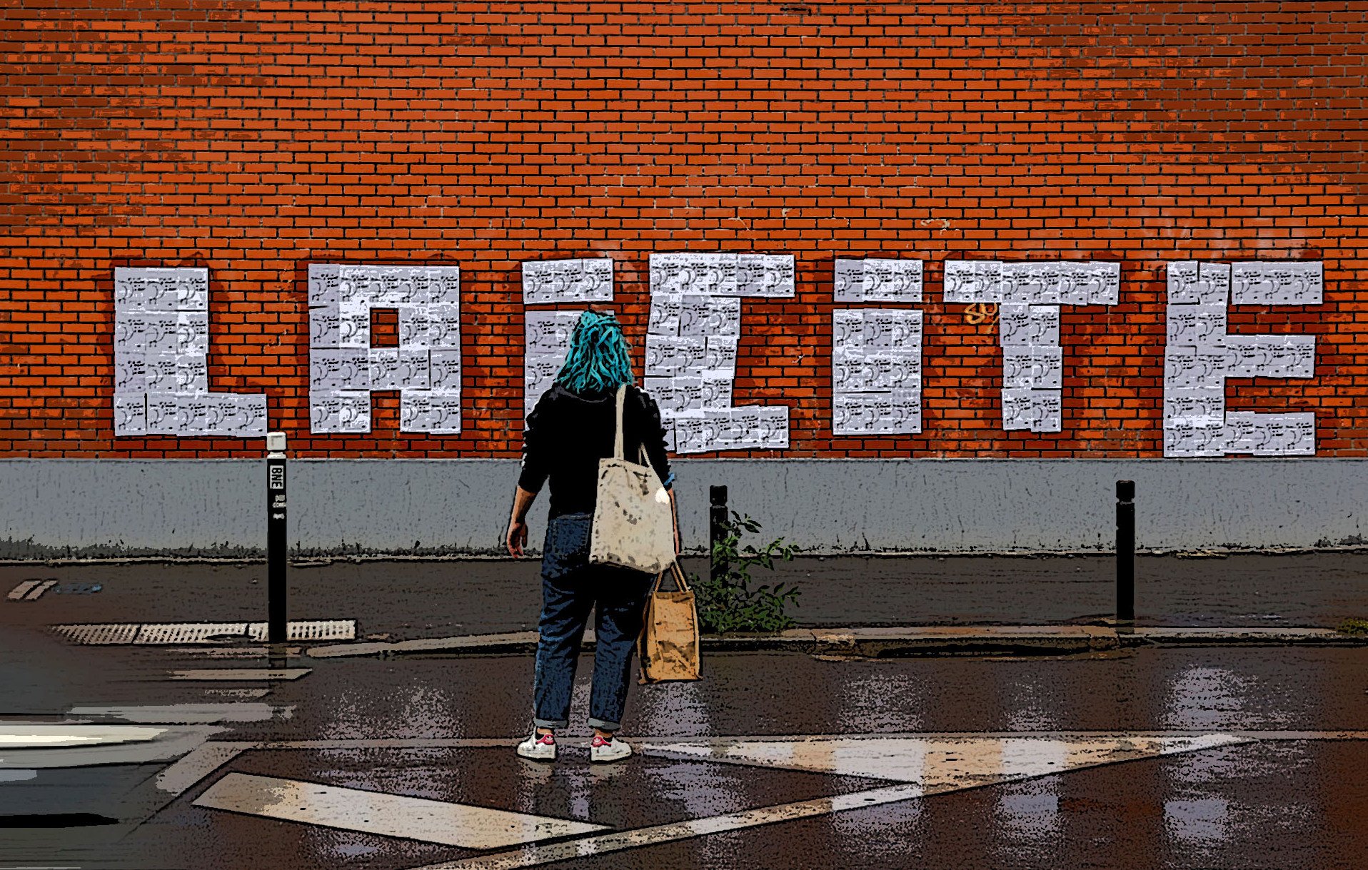 L'image montre une femme de dos, portant un foulard bleu, qui se tient devant un mur en briques rouges sur lequel est inscrit "LAICITE" en grandes lettres blanches. Le sol est humide, ce qui suggère qu'il a récemment plu. La femme porte un sac et semble contempler le graffiti sur le mur. L'environnement urbain et coloré souligne le message affiché.