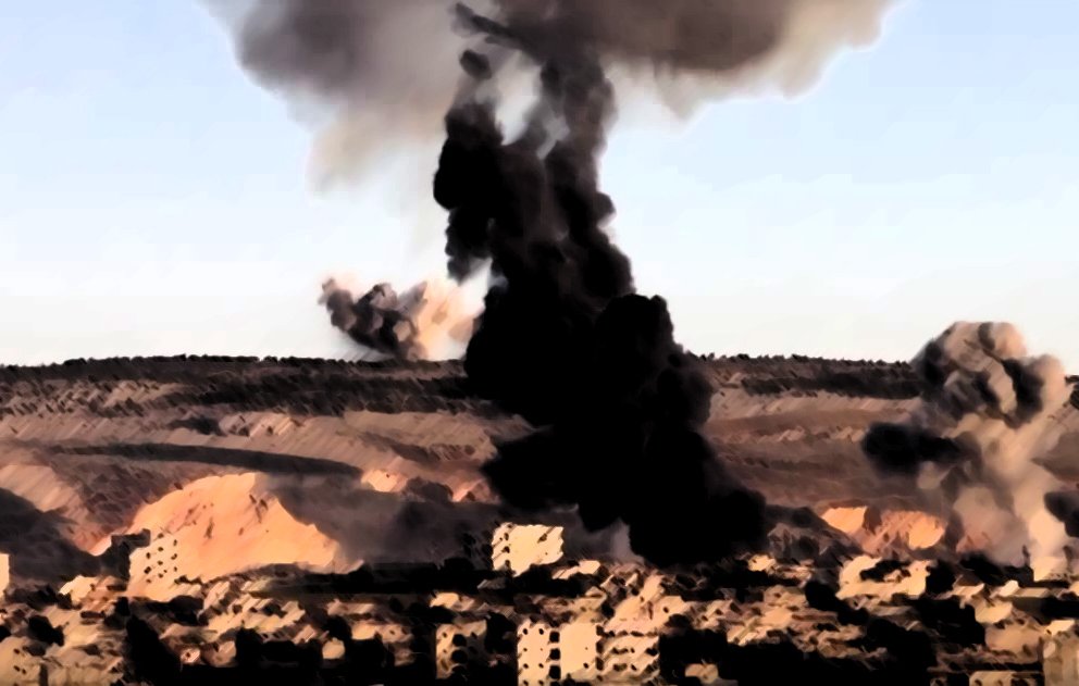 L'image montre une scène de destruction, probablement liée à un conflit armé. On aperçoit des colonnes de fumée noire s'élevant dans le ciel, suggérant des explosions récentes. En arrière-plan, on voit des collines et des ruines de bâtiments, ce qui témoigne des effets dévastateurs sur l'environnement urbain. Le paysage semble désolé, évoquant une atmosphère de chaos et de désespoir.