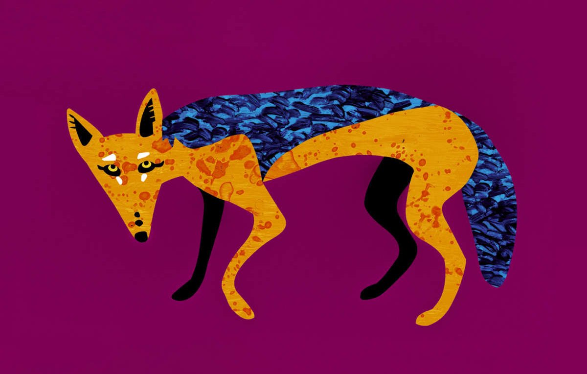 L'image représente une illustration stylisée d'un renard. Le corps du renard est composé de couleurs vives, principalement un mélange d'orange et de bleu, avec des motifs et textures qui ajoutent du caractère à l'animal. La tête du renard est tournée légèrement sur le côté, avec des yeux expressifs qui attirent l'attention. L'arrière-plan est d'une couleur violette unie, ce qui met en valeur le renard et ses couleurs vives. L'ensemble donne une impression moderne et artistique.