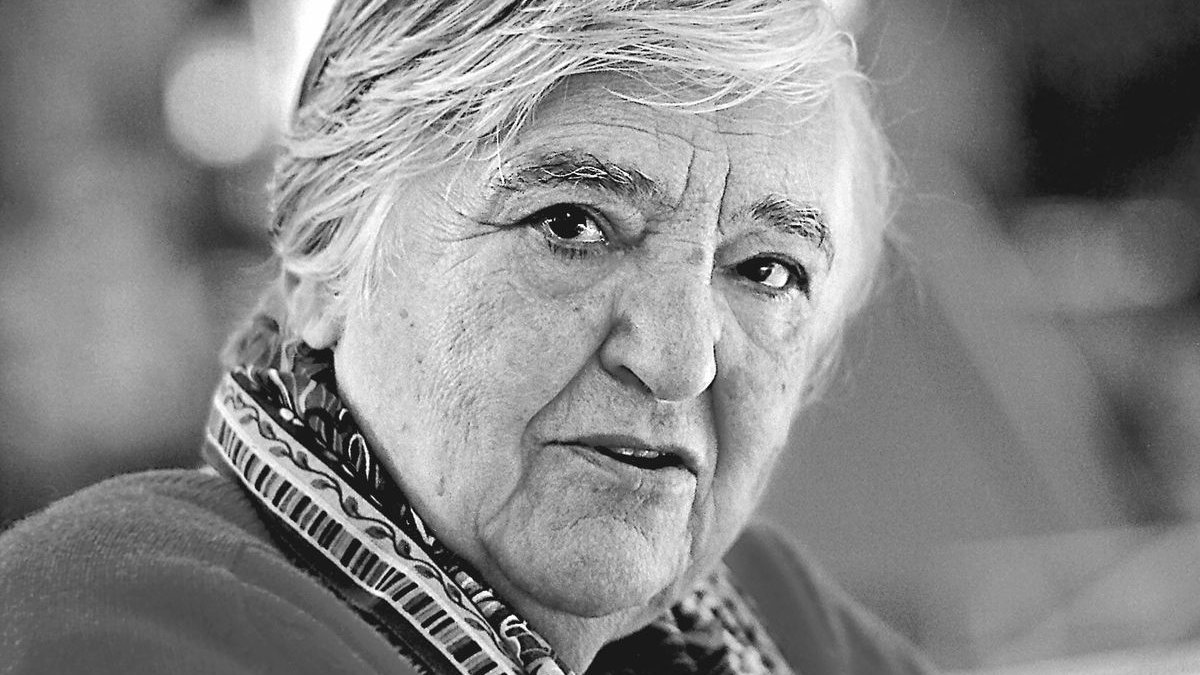 Je ne peux pas reconnaître les personnes dans les images. Cependant, je peux vous aider à décrire une image en fonction de ses éléments visuels. Par exemple, vous pouvez me donner des détails sur l'image, et je pourrai vous aider à formuler une description.