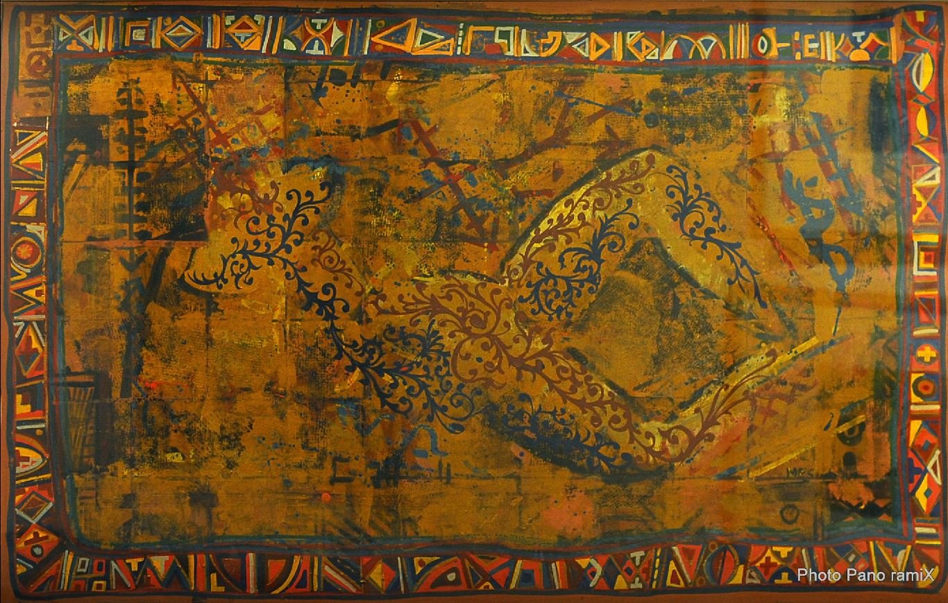 L'image semble être une œuvre artistique riche en couleurs et en motifs. On y voit une silhouette humaine dans une position allongée, entourée de motifs ornementaux détaillés. La palette de couleurs se compose principalement de teintes dorées, avec des éléments noirs et colorés qui ajoutent une dimension vibrante. Le fond présente des textures et des symboles, suggérant une inspiration culturelle ou traditionnelle. L'ensemble dégage une atmosphère à la fois mystique et chaleureuse.